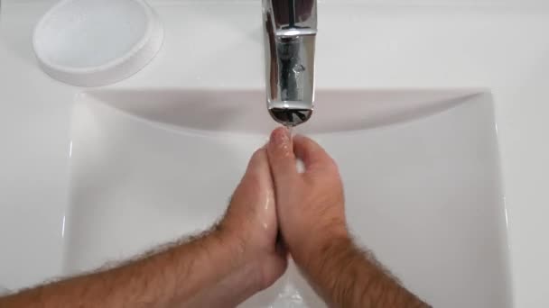 Man Wassen Handen Badkamer Met Vers Water Witte Zeep Veel — Stockvideo