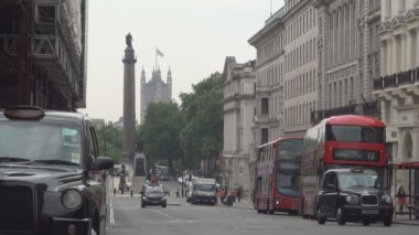 Londra şehir sokak araba trafik çift katlı alçak taban ile kırmızı otobüs ve taksi taksi