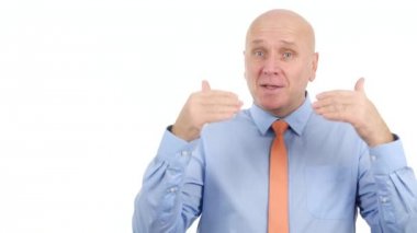 İşadamı görüntü gülümseyen konuşuyor ve bir pazarlama iş planı açıklayan