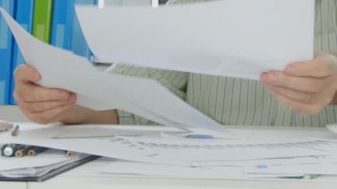 İşadamı muhasebe ofis Gözat ve belgeleri sayfaları oku