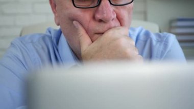  Office kullanarak dizüstü iletişim sorunlu işadamı ağ düşünme