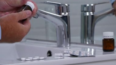Adam bir tuvalet Open o Tıp alıcı uyuşturucu ve hap için bir baş ağrısı ile