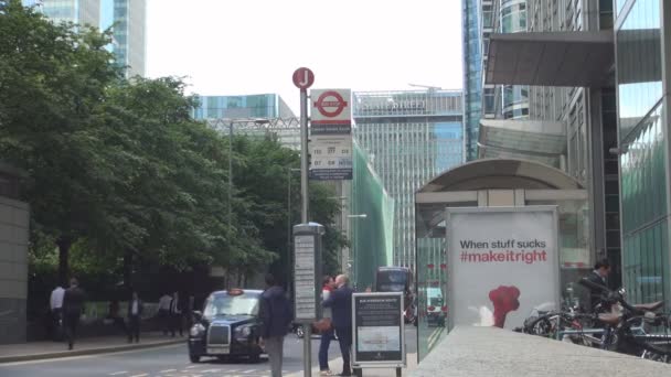 伦敦市中心的形象与汽车交通和巴士站在市中心 — 图库视频影像