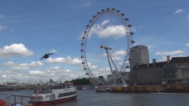 ロンドン目糸車とテムズ川ロンドン市街ビュー — ストック動画