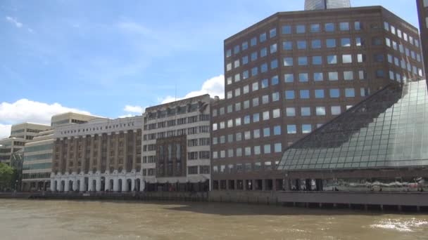 Båttur Thames River Moderna Byggnader Arkitektur London Downtown — Stockvideo