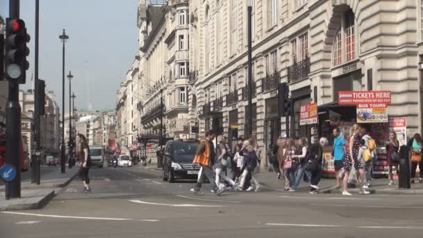 Gedrängte Straße Der Londoner Innenstadt Mit Einer Gruppe Von Menschen — Stockvideo