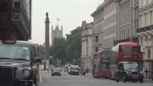 London Downtown Street Avec Circulation Automobile Autobus Rouge Deux Étages — Video