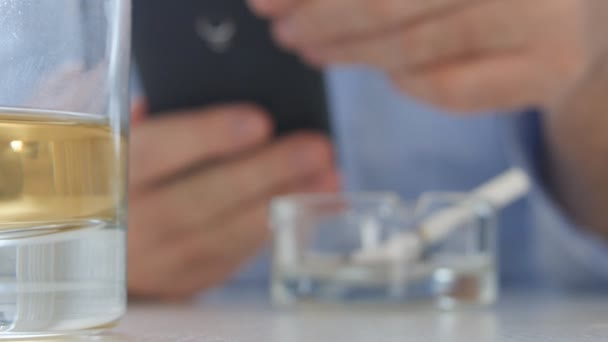 Texto Del Empresario Usando Celular Beber Alcohol Fumar Cigarrillo — Vídeos de Stock