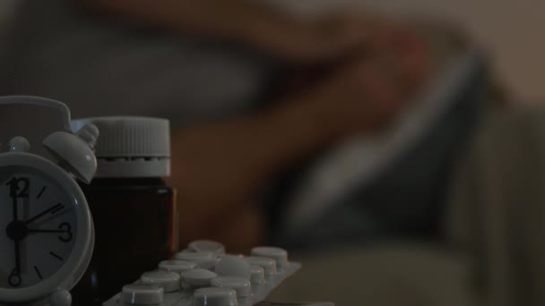 Szenvedő Ember Többi Ágyban Tabletták Asztalra Egy Ébresztőóra — Stock videók