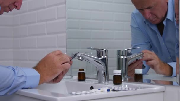 Uomo Bagno Con Pillole Farmaci Testo Utilizzando Cellulare — Video Stock