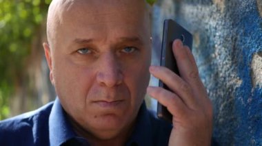 Adam sokakta bir telefon numarası cep telefonu arama başlatmak çalışıyor arama