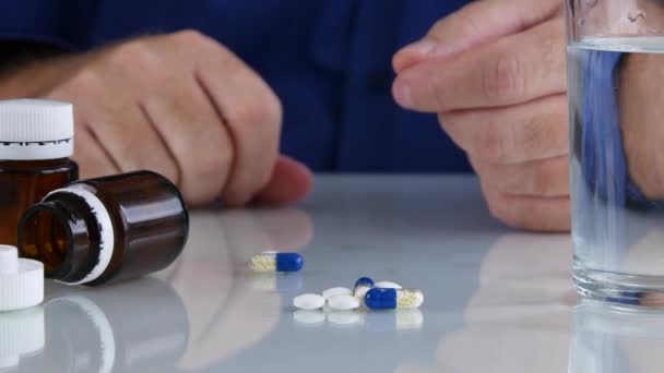 Médecin Mains Sélection de pilules médicales de table pour un traitement 