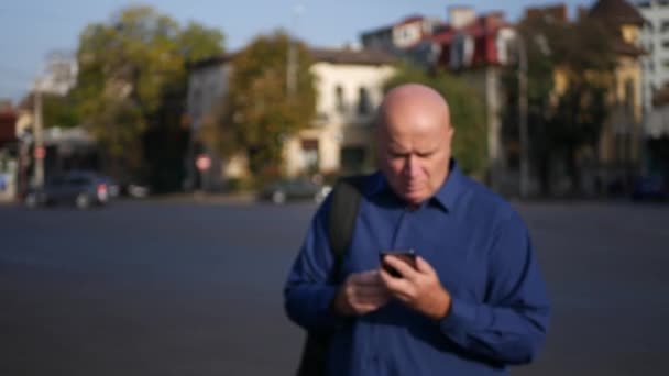 Podnikatel Chůzi Ulici Centru Města Text Pomocí Mobilního Telefonu — Stock video