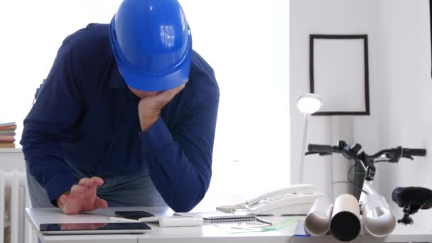 落ち着きのないエンジニアが建物の計画を作る緊張手のジェスチャー — ストック動画