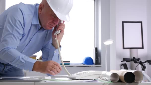 Ingeniero Una Oficina Diseño Hacer Una Llamada Telefónica Hablar Usando — Vídeos de Stock