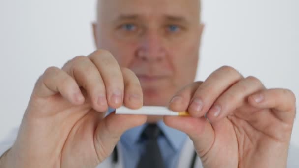 Доктор Зображення Знищуючи Сигарету Анти Тютюнових Виробів Медичного Кампанії — стокове відео