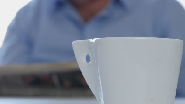 Üzletember Újságot Olvas Inni Egy Csésze Forró Kávét Munka Szünet — Stock videók