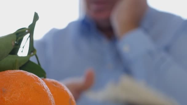 Schießerei Mit Geschäftsmann Gespräch Mit Handy Und Frischem Obst Auf — Stockvideo