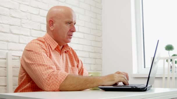 Poważny Biznesmen Pracy Laptop Dostępem Sieci Bezprzewodowej Informacje Finansowe — Wideo stockowe