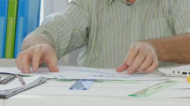 İşadamı seçin meşgul ve belgeleri düzenlemek plan-grafik ve grafik