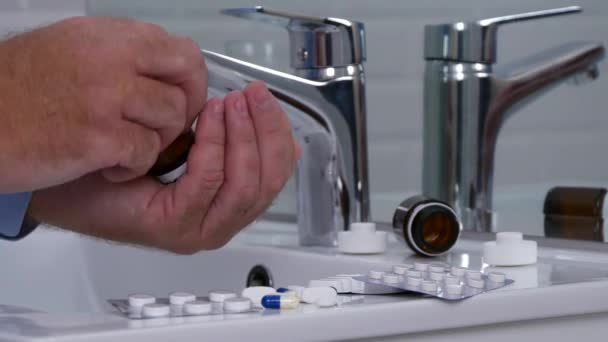 Człowiek Podejmuje Się Wybierz Medycznych Odbiorcy Pigułki Tabletki Zabieg — Wideo stockowe