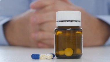 Renkli sunulması sabırsız Doktor vitamin ve antibiyotik hap