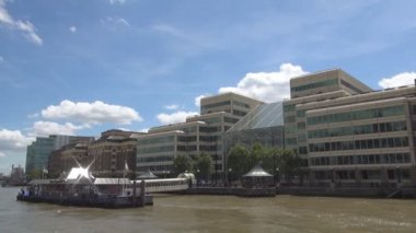 Thames Nehri üzerinde bir tekne Londra Downtown Crossing ile turistik gezi