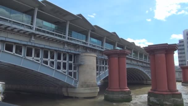 Traveling Boat Blackfriars Bridge London Downtown — Stock Video