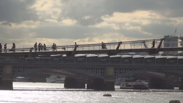 London Millennium Bridge Mit Menschen Die Die Themse Überqueren — Stockvideo