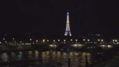 Paris zaman atlamalı gece görünümü ile Eyfel Kulesi ışık ve Seine Nehri yansıma