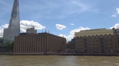 Şehir merkezinde Londra'da Thames Nehri üzerinde bir turist tekne ile seyahat görüntüsünü