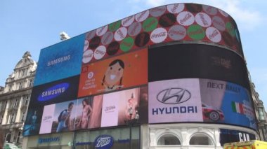 Londra görünümü ile Piccadilly Circus ve Çift katlı geleneksel kırmızı otobüs