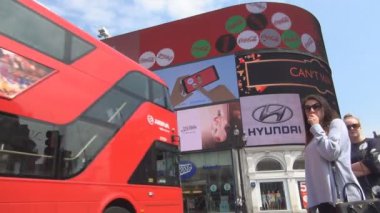 Londra Piccadilly Circus Çift katlı görünümüyle kırmızı otobüs ve insanlar sokakta