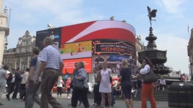 İnsanlar sokakta yürürken, insanlar ile Londra şehir Piccadilly Circus görüntü