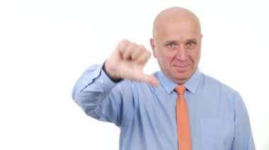 Parmak ve yapmak sevmediğim el jestleri işaret eden işadamı gülümseme