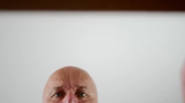 Gergin adam şaşırmış ve posta ile teslim bir parsel içinde hayal kırıklığına arıyor