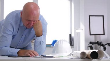 İşadamı olun gergin parmaklarını jestlerle teknik belgeleri okuma