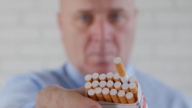 Görüntü bir işadamı ile başka bir sigara içen bir sigara yeni bir paket sunuyor