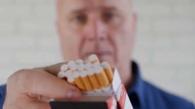 Adam bir sigara sigara için başka bir sigara içen bir sigara yeni bir paket sunar