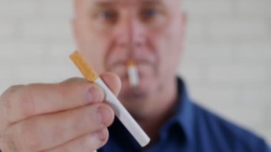 Adam bir sigara sigara için başka bir sigara içen bir yeni sigara sunmaktadır.