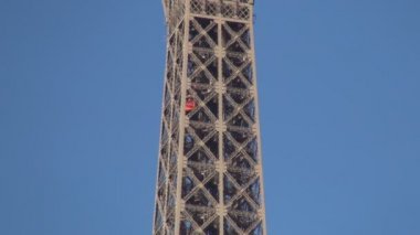 Paris Eyfel Kulesi metalik yapısı ile Asansör yükseliş turistler için