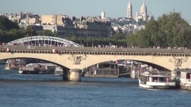 Paris Pont Des Invalides Most Rzece Seine Ludźmi Ruchu Samochodowego — Wideo stockowe