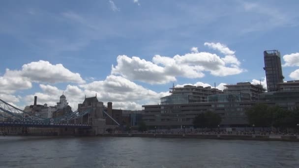 London Downtown Tower Bridge Uma Viagem Com Barco Turístico Rio — Vídeo de Stock