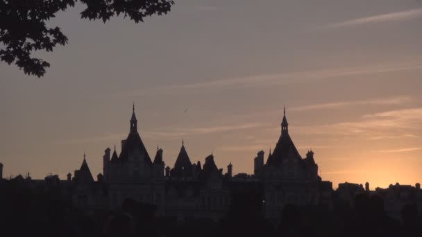 London Downtown Historiska Byggnader Och Människor Siluett Solnedgången — Stockvideo