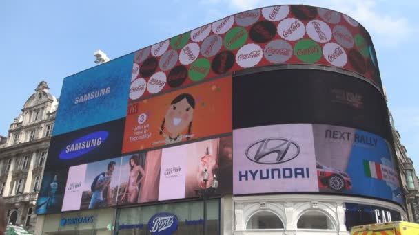 London Vyn Med Piccadilly Circus Och Dubbeldäckaren Traditionell Röd Buss — Stockvideo