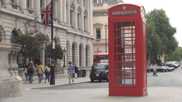 Londra Caddesi Üzerinde Bir Geleneksel Kırmızı Ortak Telefon Taksi Ile — Stok video