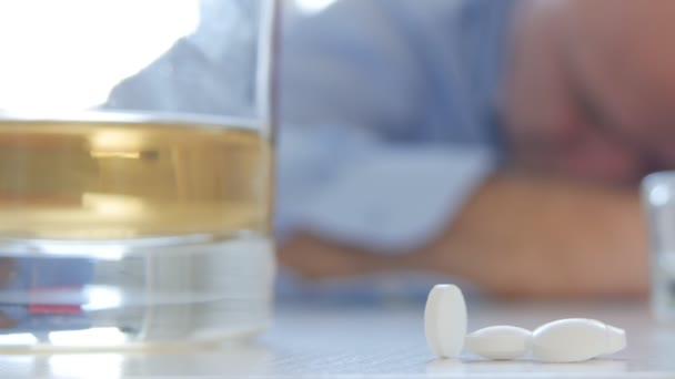 Borracho Que Duerme Después Consumir Alcohol Mezclado Con Medicamentos — Vídeos de Stock