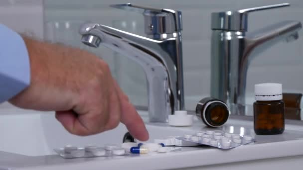 Hombre Baño Compruebe Seleccione Tome Algunos Medicamentos Para Dolor Cabeza — Vídeos de Stock