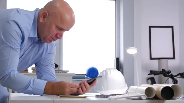 Бизнесмен Инженерном Отделе Пытается Сделать Телефонный Звонок Помощью Смартфона — стоковое видео
