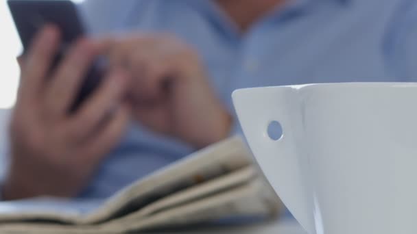 Texto Relaxado Empresário Usando Celular Com Jornal Café Mesa — Vídeo de Stock